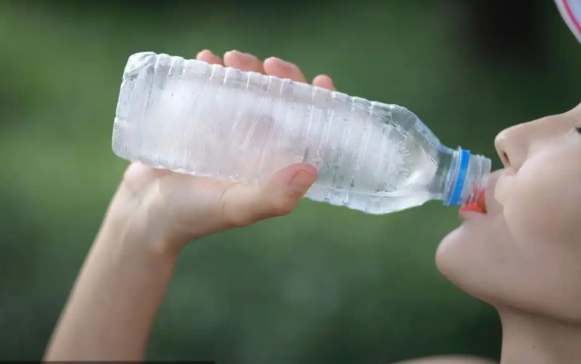 喝瓶裝水 喝瓶裝水